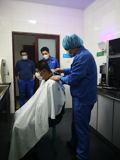 公司工會組織員工獻愛心義務(wù)理發(fā)