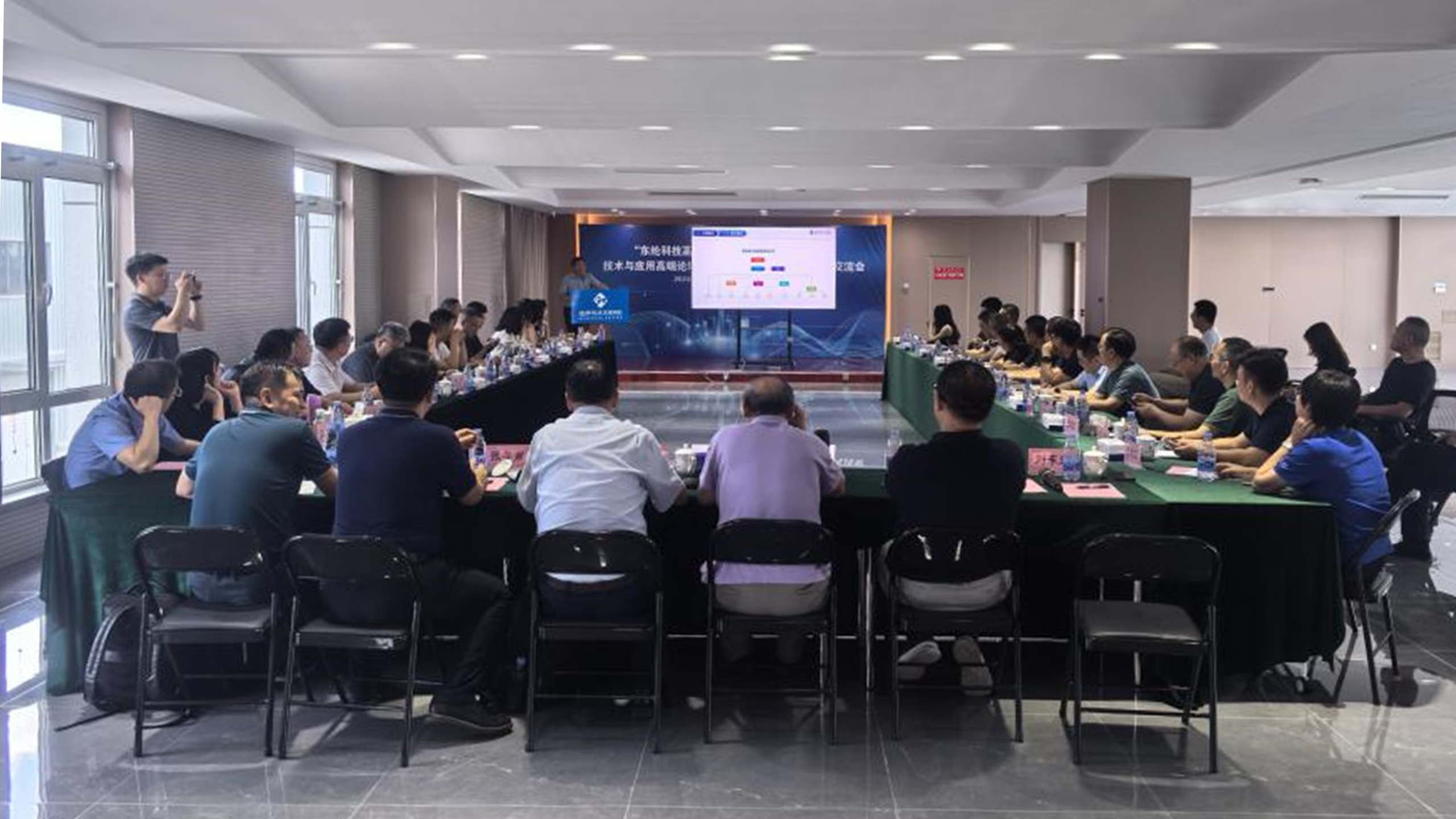 “東綸科技高端醫(yī)衛(wèi)用水刺非織造布生產線”技術與應用高端論壇<br>在天津濱海成功舉辦